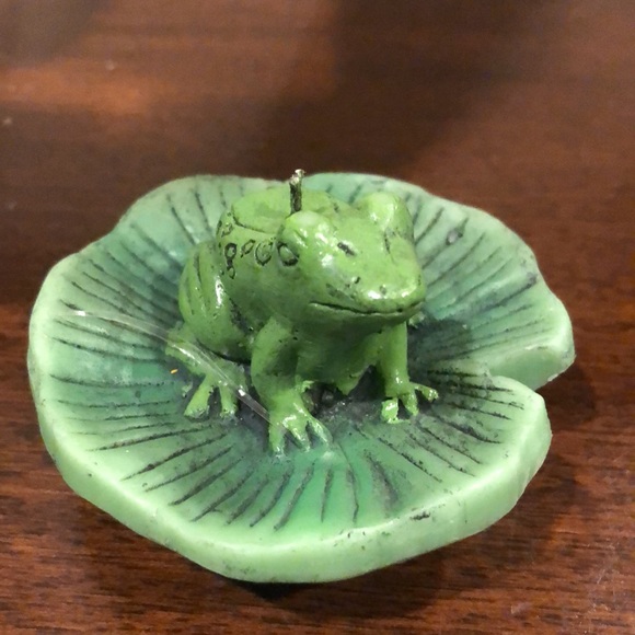 Adorable floating candles frogs on lily pad set of 4 - Picture 2 of 4